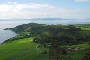 uma vista aérea de um campo de golfe junto à água em Hindrum Fjordsenter em Vannvikan