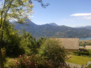 einen Blick auf die Berge von einem Haus aus in der Unterkunft Beautiful chalet with terrace in Saint-Apollinaire