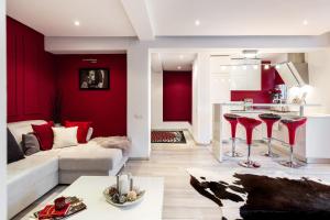 un soggiorno con pareti rosse e un divano bianco di Qult - Old City Pearl a Bucarest