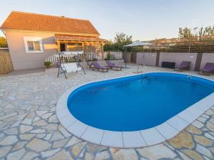 - une piscine dans une terrasse avec des chaises et une maison dans l'établissement Charming holiday home with private pool, à Islam Latinski