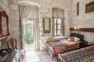 Ένα ή περισσότερα κρεβάτια σε δωμάτιο στο Jerusalem Hotel