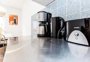 eine Kaffeemaschine auf einer Theke in einer Küche in der Unterkunft Workers Apartment am Wiener Platz in Köln