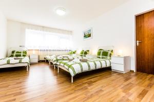 1 Schlafzimmer mit 4 Betten und Holzboden in der Unterkunft Workers Apartment am Wiener Platz in Köln