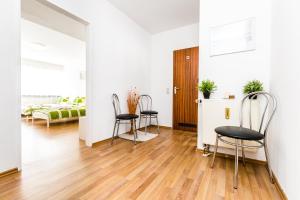 Ein Sitzbereich in der Unterkunft Workers Apartment am Wiener Platz