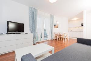 Een TV en/of entertainmentcenter bij Jantar Apartamenty - Promenada Kołobrzeg
