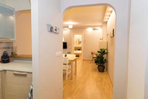 a kitchen and living room with a table and chairs at Apartamento Melina Arlu - Centro Historico in Málaga