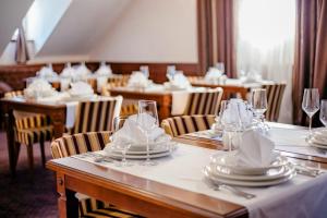 ห้องอาหารหรือที่รับประทานอาหารของ Hotel Stara Lika
