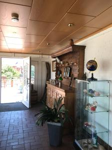 Cucina o angolo cottura di Frühstückshotel Seemannsbraut Amrum-adults only ab 18 Jahre-keine Haustiere-