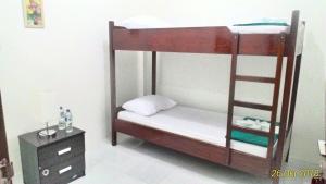 een slaapkamer met een stapelbed en een ladder bij Balige J&J Guest House 2 in Balige