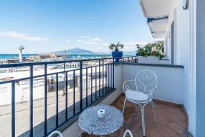 balcón con mesa, sillas y vistas al océano en Le Ancore Hotel, en Vico Equense