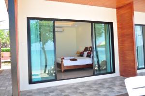 Postel nebo postele na pokoji v ubytování Lanta Seafront Resort