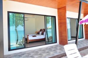 Postel nebo postele na pokoji v ubytování Lanta Seafront Resort