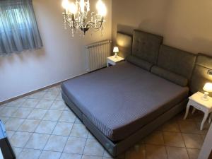 1 dormitorio con 1 cama y 1 sofá en Bed & Breakfast De Nittis, en Barletta