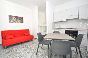 sala de estar con sofá rojo y mesa en Villetta Fontanelle Beach by Salento Affitti, en Torre San Giovanni