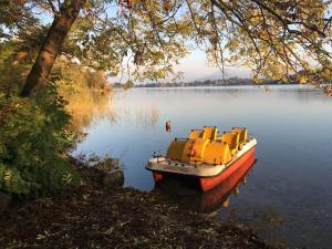 Brusisch 1638 Cottage في Osmate Lentate: وجود قارب يجلس في الماء على البحيرة