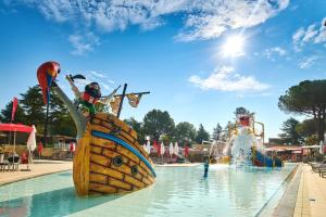 Bazén v ubytování Garden Suites Park Plava Laguna nebo v jeho okolí