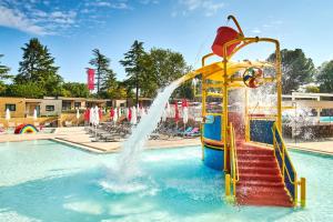 Bazén v ubytování Garden Suites Park Plava Laguna nebo v jeho okolí