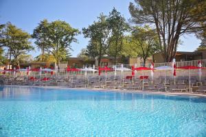 Bazén v ubytování Garden Suites Park Plava Laguna nebo v jeho okolí