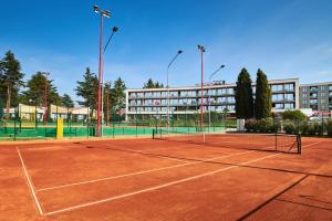 Tenis a/nebo squash v ubytování Garden Suites Park Plava Laguna nebo okolí
