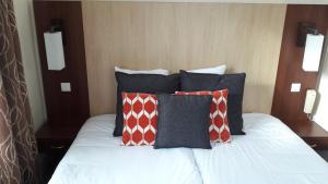 Ein Bett oder Betten in einem Zimmer der Unterkunft Hotel De Normandie