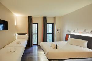 En eller flere senger på et rom på easyHotel Barcelona Fira