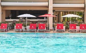 Bazén v ubytovaní Hotel Park Plava Laguna alebo v jeho blízkosti