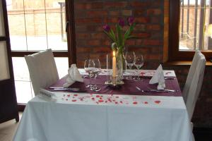 un tavolo con una candela e bicchieri di vino sopra di Winiarnia a Kwidzyn