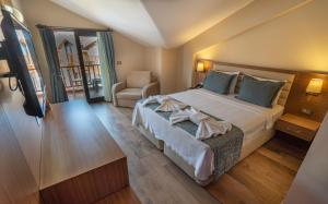 Postel nebo postele na pokoji v ubytování Dalyan Live Spa Hotel