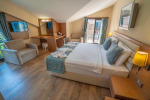 Postel nebo postele na pokoji v ubytování Dalyan Live Spa Hotel