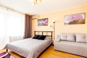 モスクワにある1-room Nice apartment at Taganskaya metroのベッドルーム(ベッド1台、ソファ付)