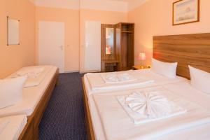 Postel nebo postele na pokoji v ubytování Alper Hotel am Potsdamer Platz