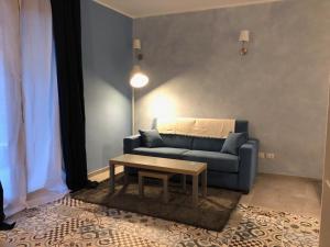 ナポリにあるLight Blue Homeのリビングルーム(青いソファ、テーブル付)