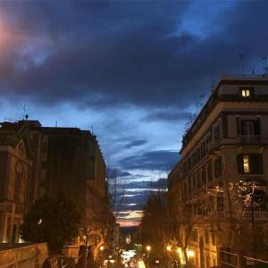 ナポリにあるLight Blue Homeの建物と夜空の曇り空が見える街道