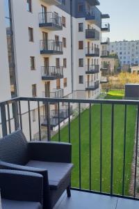 a balcony with a bench and a view of a building at Apartament New York Różana 19 in Poznań
