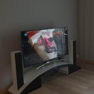 Televízia a/alebo spoločenská miestnosť v ubytovaní Apartament New York Różana 19