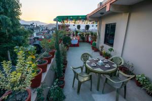 Rõdu või terrass majutusasutuses Kathmandu Sunny Hotel