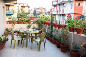 Rõdu või terrass majutusasutuses Kathmandu Sunny Hotel