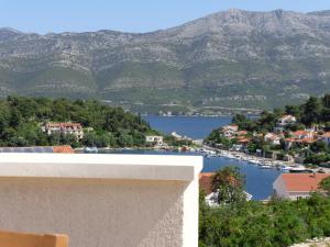 uma vista para uma baía com barcos na água em Tower Suites Korcula em Korčula