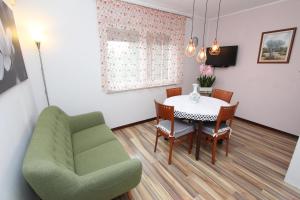 Televízia a/alebo spoločenská miestnosť v ubytovaní Apartments El Corsaro