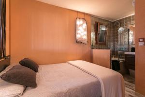 カップ・ダグドにあるVilla Naturiste Port Venusのベッドルーム1室(ベッド1台、バスルーム付)