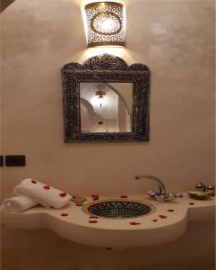 uma casa de banho com um lavatório e um espelho em Riad Simon em Marrakech