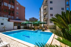 The swimming pool at or close to B&B Villa Paula