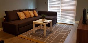 A seating area at Executive Brentwood Apartment