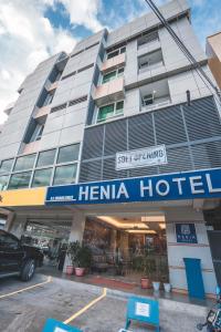 Henia Hotel في دوماغيتي: فندق فيه لافته مكتوب عليها فندق شيماء
