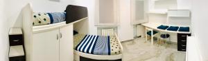 um pequeno quarto com armários brancos e uma cadeira azul em Best apartment near REAL MADRID Stadium em Madri
