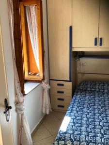 Cà Suma في بورجيو فيريزي: غرفة صغيرة بها سرير ونافذة