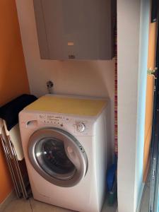 - un lave-linge et un sèche-linge dans une petite pièce dans l'établissement Cà Suma, à Borgio Verezzi