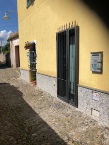 d'une porte sur le côté d'un bâtiment jaune dans l'établissement Cà Suma, à Borgio Verezzi