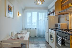 モスクワにあるLux-Apartments Столярный переулокの小さなキッチン(テーブル、電子レンジ付)
