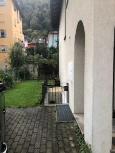 ベリンツォーナにあるMonolocale Bellinzonaの庭付き建物の隣の煉瓦造りの通路